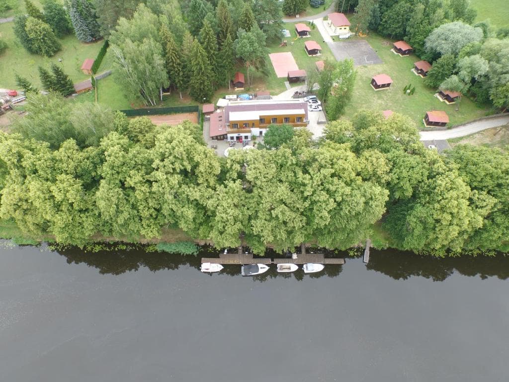 Letecký pohled na přístaviště Labské Maríny s kotvícími loděmi na Labi