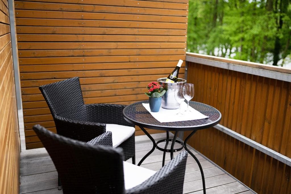 Balkon se sklenkami a chlazeným šumivým vínem