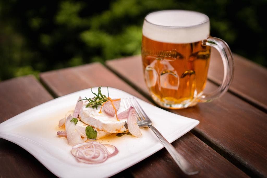 Predkrm z hermelínu a čepované pivo Námořnická jedenáctka