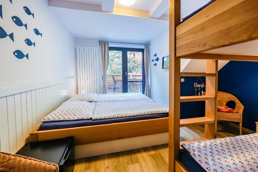 Dvoulůžkový pokoj s rybím nástěnným dekorem a přístupem na balkon
