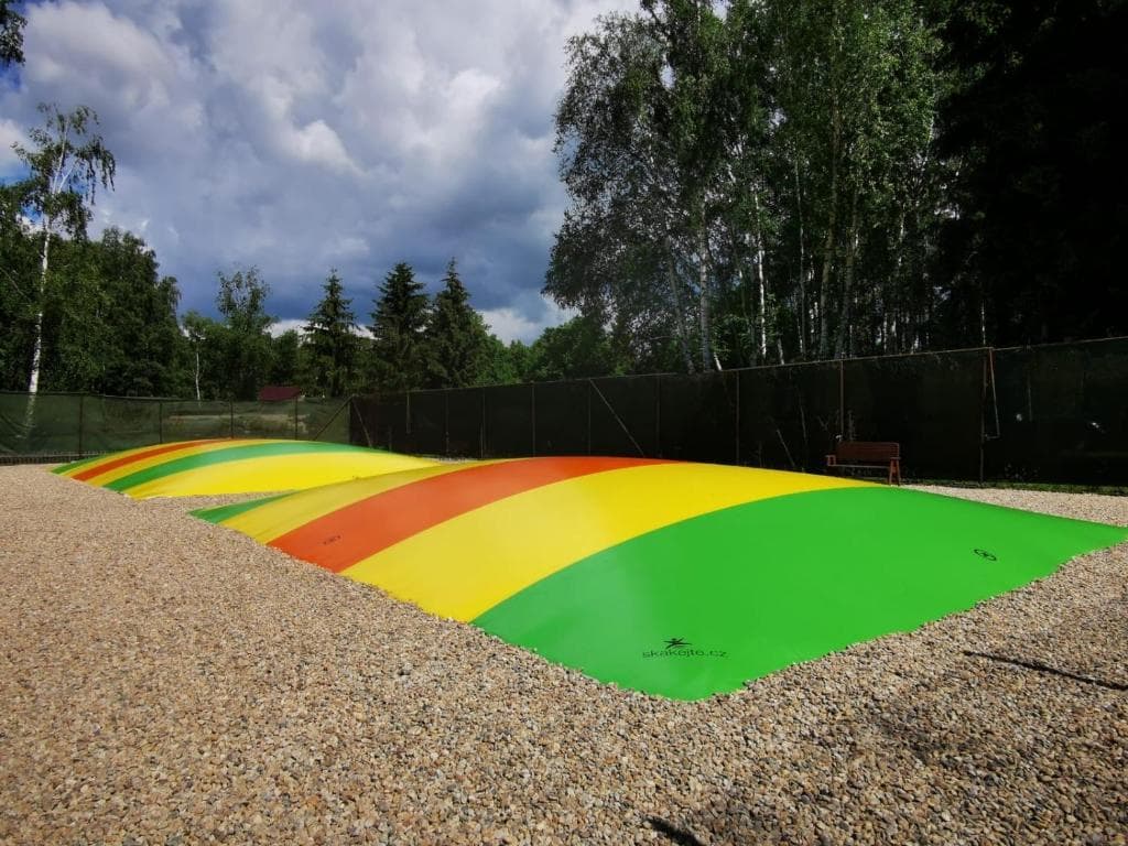 Barevné nafukovací trampolíny v areálu